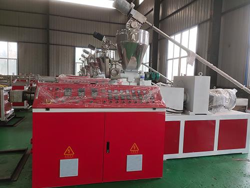 塑料管材生產(chǎn)線：現(xiàn)代流體輸送網(wǎng)絡(luò)的精密締造者